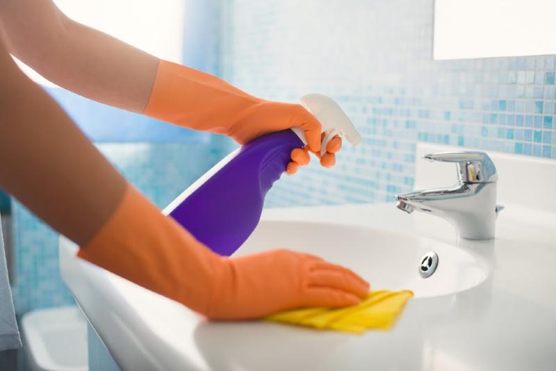 Effective-Ways-to-Keep-Your-Bathroom-Smelling-Fresh