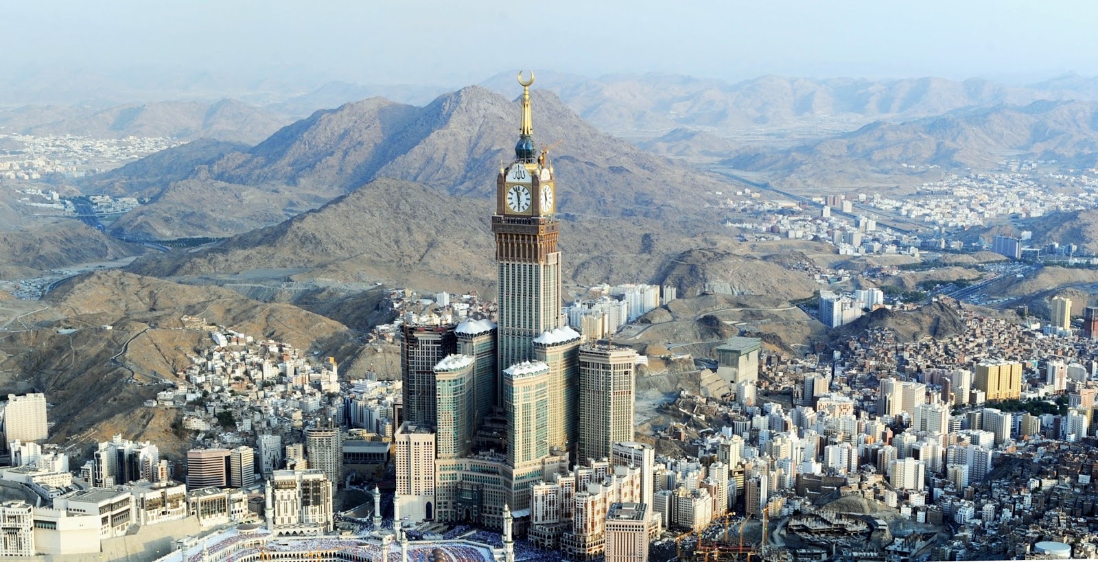 Часы в саудовской аравии. Абрадж Аль-Бейт Мекка. Часовая башня Абрадж Аль-Бейт. Брадж Аль-Бейт, Мекка, Саудовская Аравия. Аравия город Мекка.